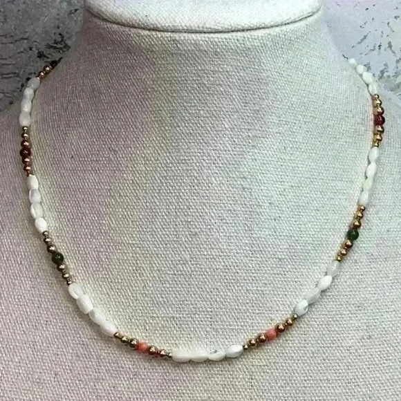 Vintage Mother of Pearl Necklace with Gold - Picture 1 of 2